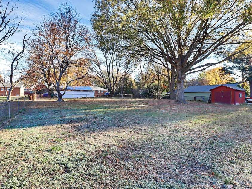 3201 Smith Farm Road, Matthews, NC 28104.  MLS# CAR4366663, YatesRealty ID 15307. 