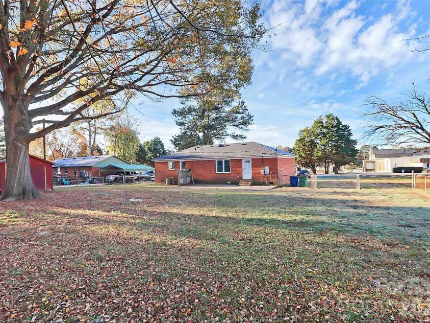 3201 Smith Farm Road, Matthews, NC 28104.  MLS# CAR4366663, YatesRealty ID 15307. 