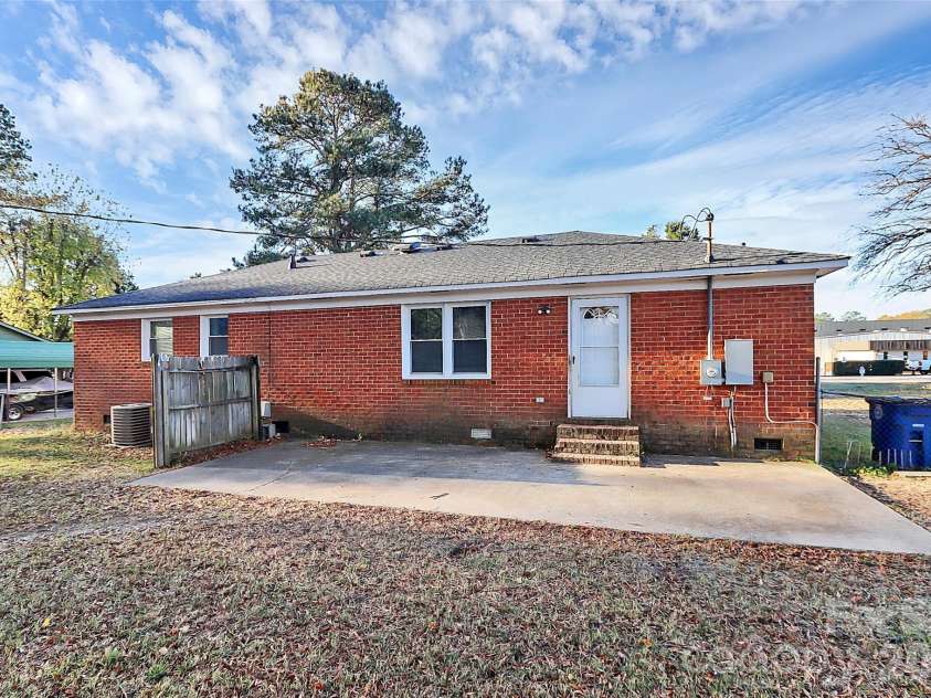 3201 Smith Farm Road, Matthews, NC 28104.  MLS# CAR4366663, YatesRealty ID 15307. 