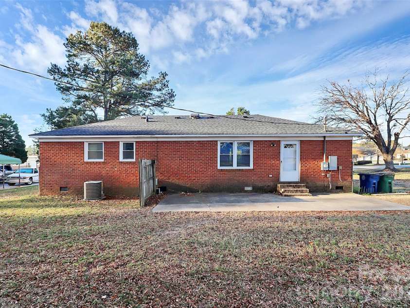 3201 Smith Farm Road, Matthews, NC 28104.  MLS# CAR4366663, YatesRealty ID 15307. 