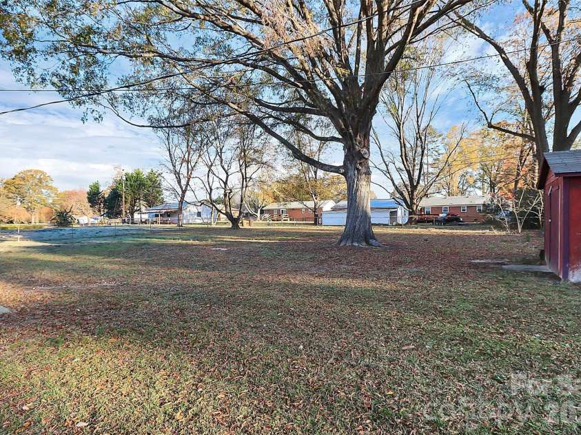 3201 Smith Farm Road, Matthews, NC 28104.  MLS# CAR4366663, YatesRealty ID 15307. 