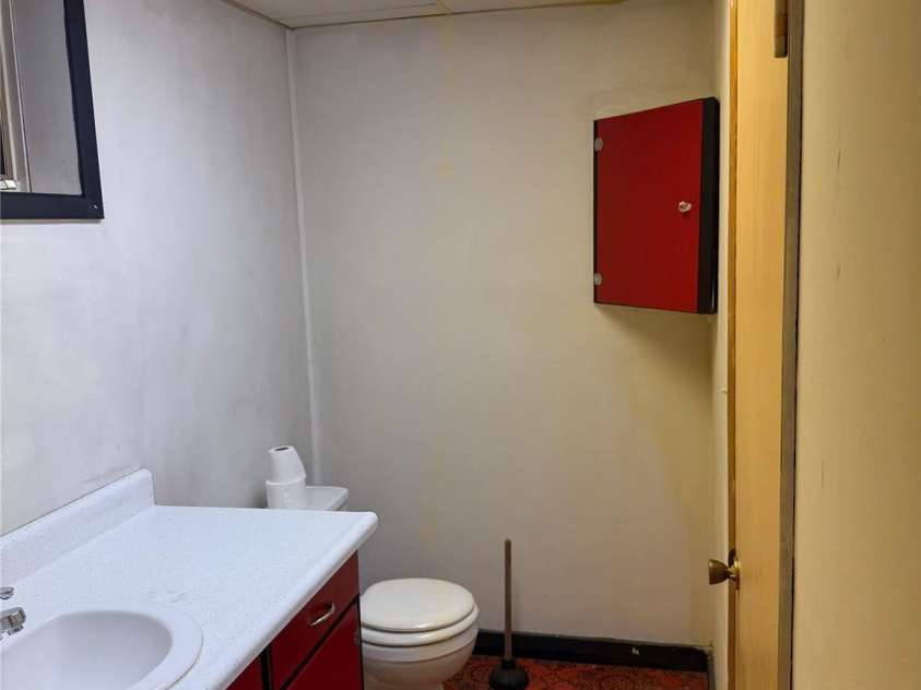 3532 16th Street, Hickory, NC 28601.  MLS# CAR4304776, YatesRealty ID 15309. Full Bathroom in Basement
