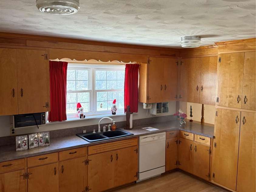 3532 16th Street, Hickory, NC 28601.  MLS# CAR4304776, YatesRealty ID 15309. Kitchen