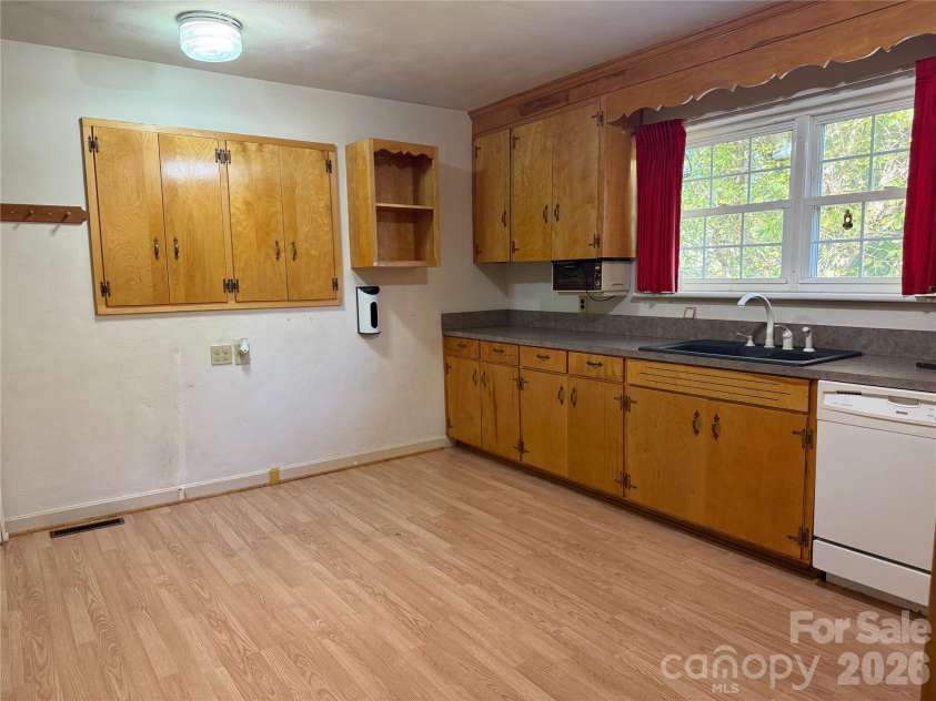 3532 16th Street, Hickory, NC 28601.  MLS# CAR4304776, YatesRealty ID 15309. Kitchen