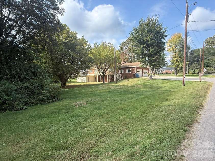 3532 16th Street, Hickory, NC 28601.  MLS# CAR4304776, YatesRealty ID 15309. Side/ back yard view