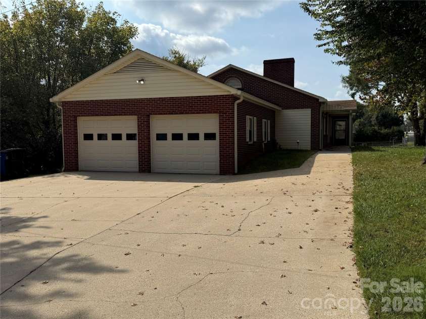 3532 16th Street, Hickory, NC 28601.  MLS# CAR4304776, YatesRealty ID 15309. Two car garage