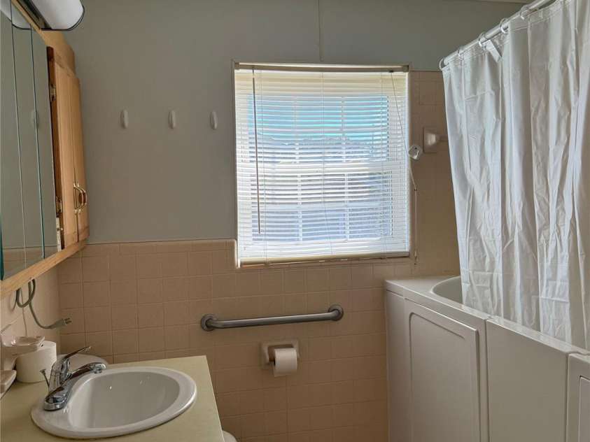 3532 16th Street, Hickory, NC 28601.  MLS# CAR4304776, YatesRealty ID 15309. Upstairs Full Bathroom