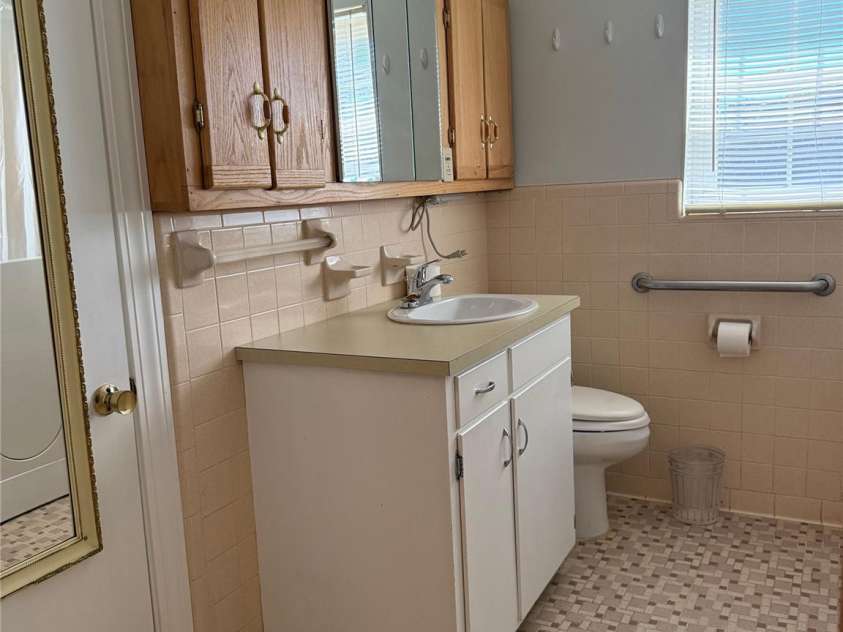 3532 16th Street, Hickory, NC 28601.  MLS# CAR4304776, YatesRealty ID 15309. Upstairs Full Bathroom