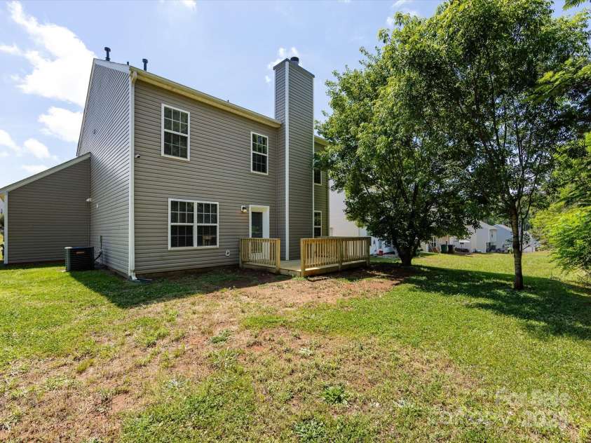 521 Ellingsworth Lane, Charlotte, NC 28214.  MLS# CAR4252479, YatesRealty ID 15310. Back yard