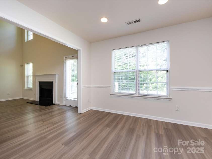 521 Ellingsworth Lane, Charlotte, NC 28214.  MLS# CAR4252479, YatesRealty ID 15310. Dining area