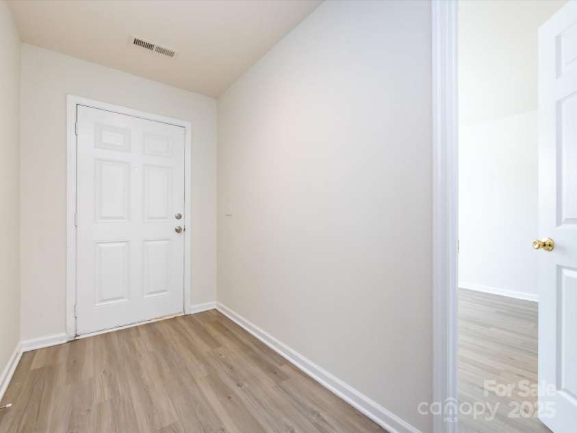 521 Ellingsworth Lane, Charlotte, NC 28214.  MLS# CAR4252479, YatesRealty ID 15310. Foyer