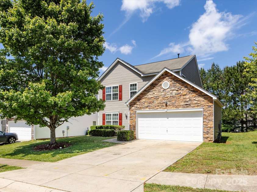 521 Ellingsworth Lane, Charlotte, NC 28214.  MLS# CAR4252479, YatesRealty ID 15310. Great curb appeal and nestled into the end of the cul de sac