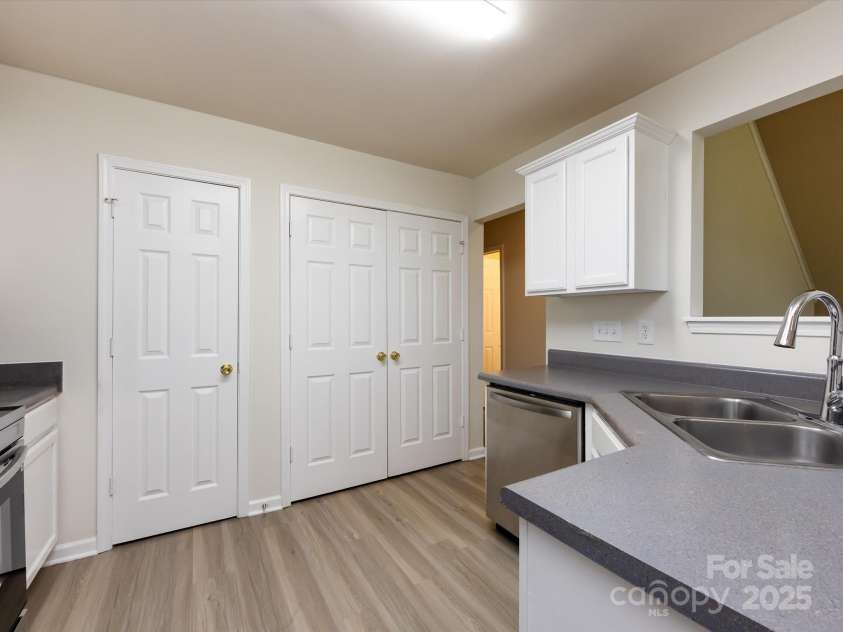 521 Ellingsworth Lane, Charlotte, NC 28214.  MLS# CAR4252479, YatesRealty ID 15310. Kitchen