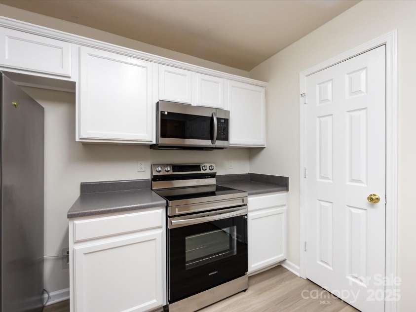 521 Ellingsworth Lane, Charlotte, NC 28214.  MLS# CAR4252479, YatesRealty ID 15310. Kitchen