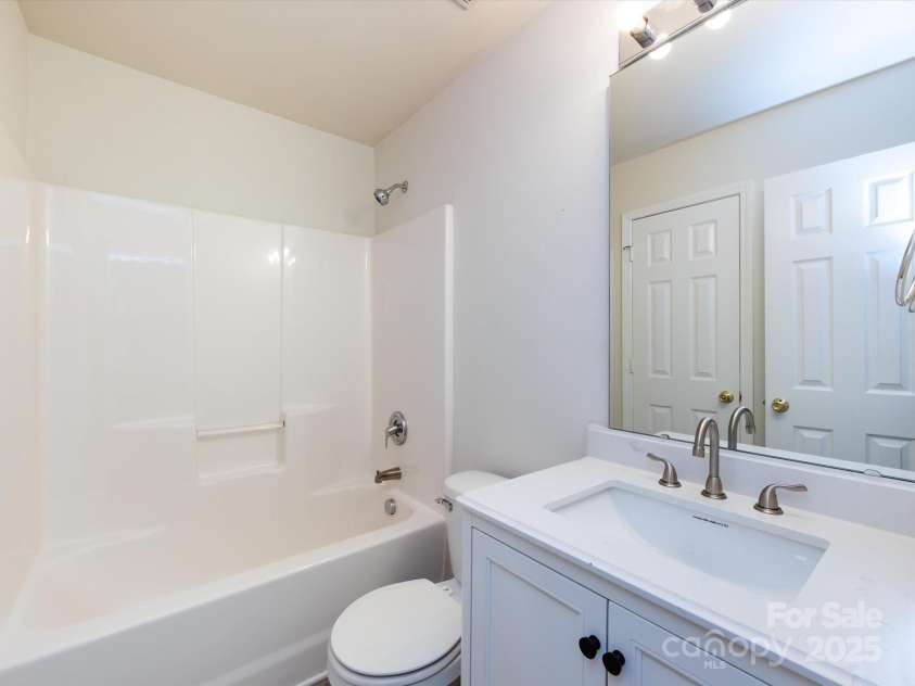 521 Ellingsworth Lane, Charlotte, NC 28214.  MLS# CAR4252479, YatesRealty ID 15310. Main level full bathroom with tub