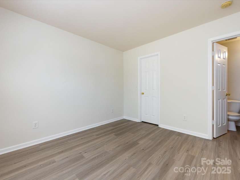 521 Ellingsworth Lane, Charlotte, NC 28214.  MLS# CAR4252479, YatesRealty ID 15310. Main level guest suite