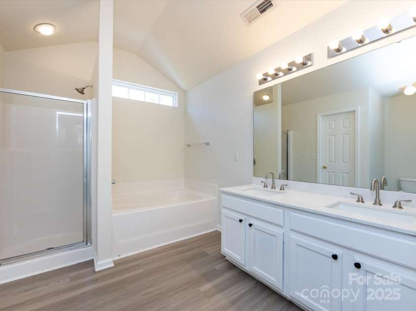 521 Ellingsworth Lane, Charlotte, NC 28214.  MLS# CAR4252479, YatesRealty ID 15310. Primary bath