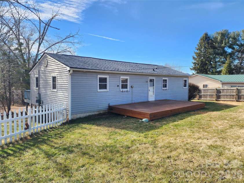 31 Stanley Street, Candler, NC 28715.  MLS# CAR4331105, YatesRealty ID 15311. 