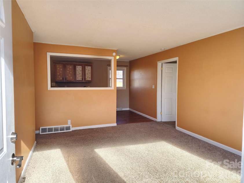 31 Stanley Street, Candler, NC 28715.  MLS# CAR4331105, YatesRealty ID 15311. 