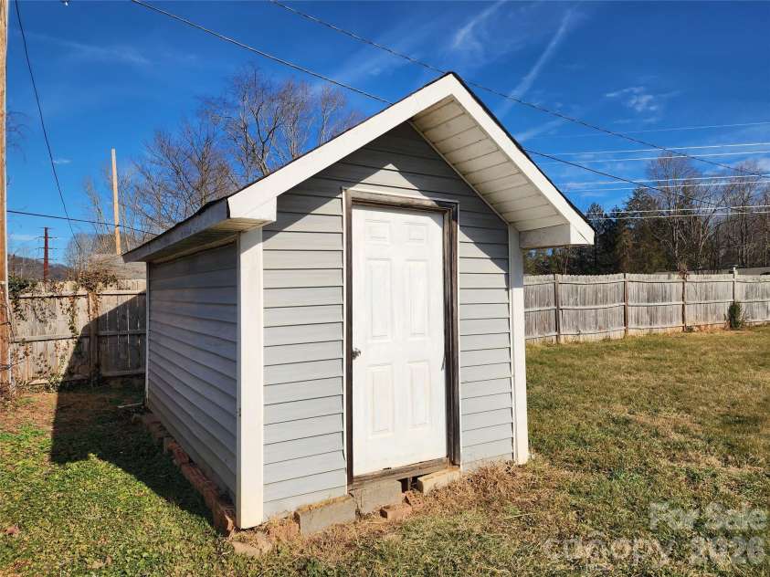 31 Stanley Street, Candler, NC 28715.  MLS# CAR4331105, YatesRealty ID 15311. 