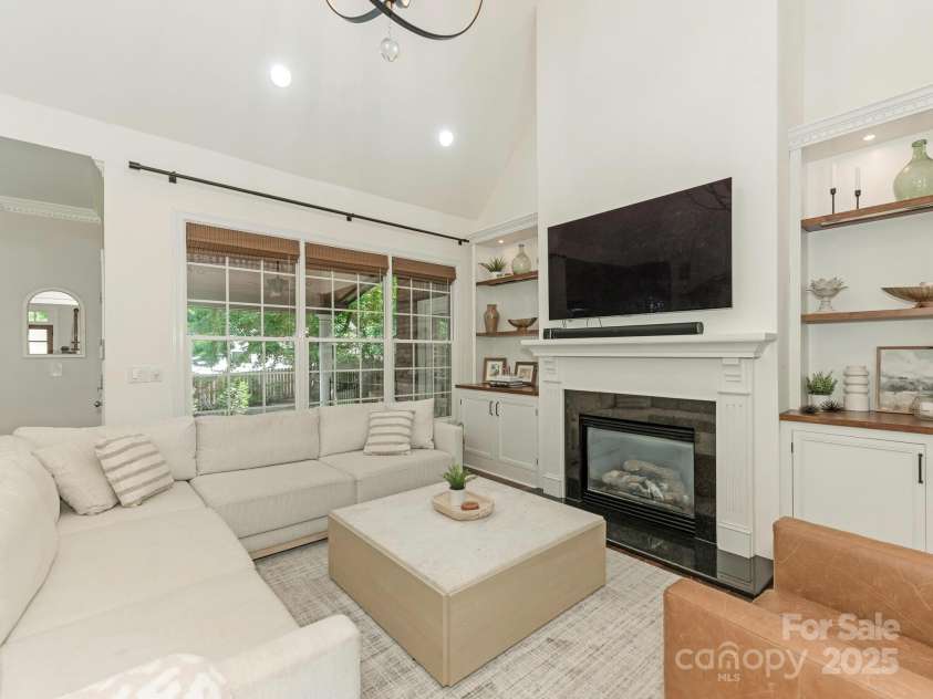 1814 Therrell Farms Road, Waxhaw, NC 28173.  MLS# CAR4257408, YatesRealty ID 15312. Great Room