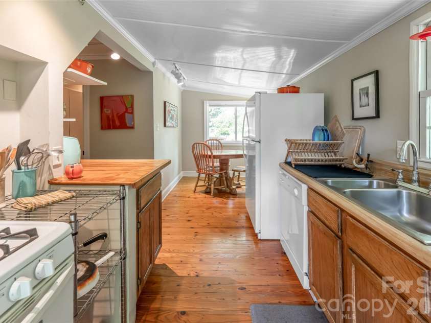 75 Cisco Road, Asheville, NC 28805.  MLS# CAR4277193, YatesRealty ID 15312. 