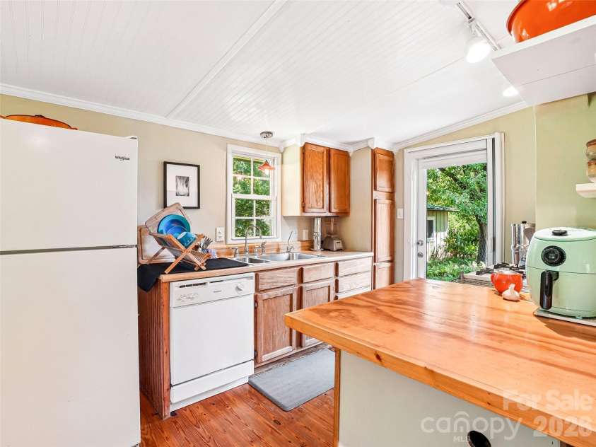 75 Cisco Road, Asheville, NC 28805.  MLS# CAR4425797, YatesRealty ID 15312. A cook's kitchen layout