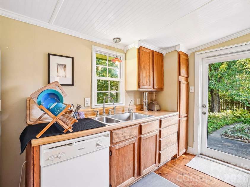 75 Cisco Road, Asheville, NC 28805.  MLS# CAR4425797, YatesRealty ID 15312. Light and bright kitchen