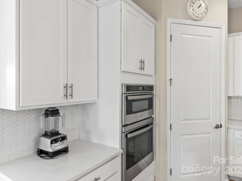 197 Tetcott Street, Mooresville, NC 28115.  MLS# CAR4238933, YatesRealty ID 15313. Built in microwave and oven.