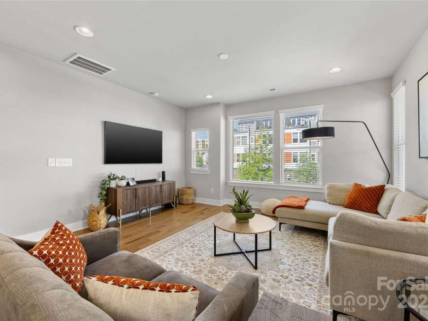 2123 Bryant Park Drive, Charlotte, NC 28208.  MLS# CAR4252518, YatesRealty ID 15314. Large living room