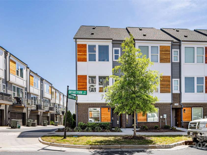 2123 Bryant Park Drive, Charlotte, NC 28208.  MLS# CAR4252518, YatesRealty ID 15314. Rare end unit!