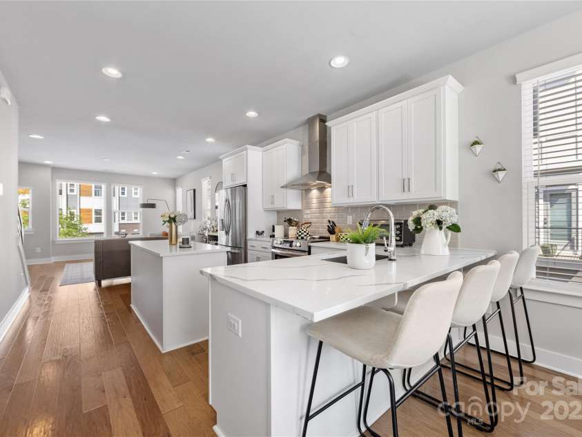 2123 Bryant Park Drive, Charlotte, NC 28208.  MLS# CAR4252518, YatesRealty ID 15314. Space for counter seating
