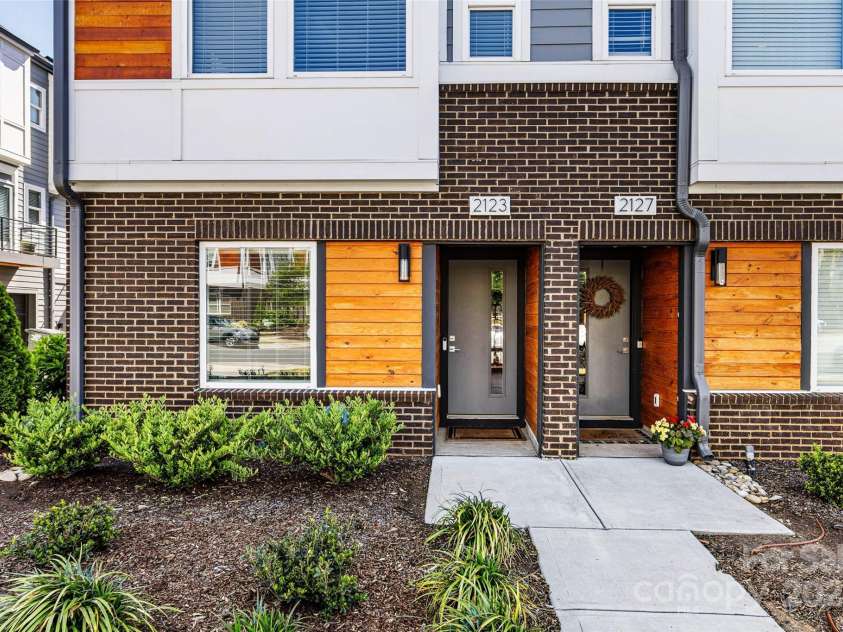 2123 Bryant Park Drive, Charlotte, NC 28208.  MLS# CAR4252518, YatesRealty ID 15314. Welcoming entry