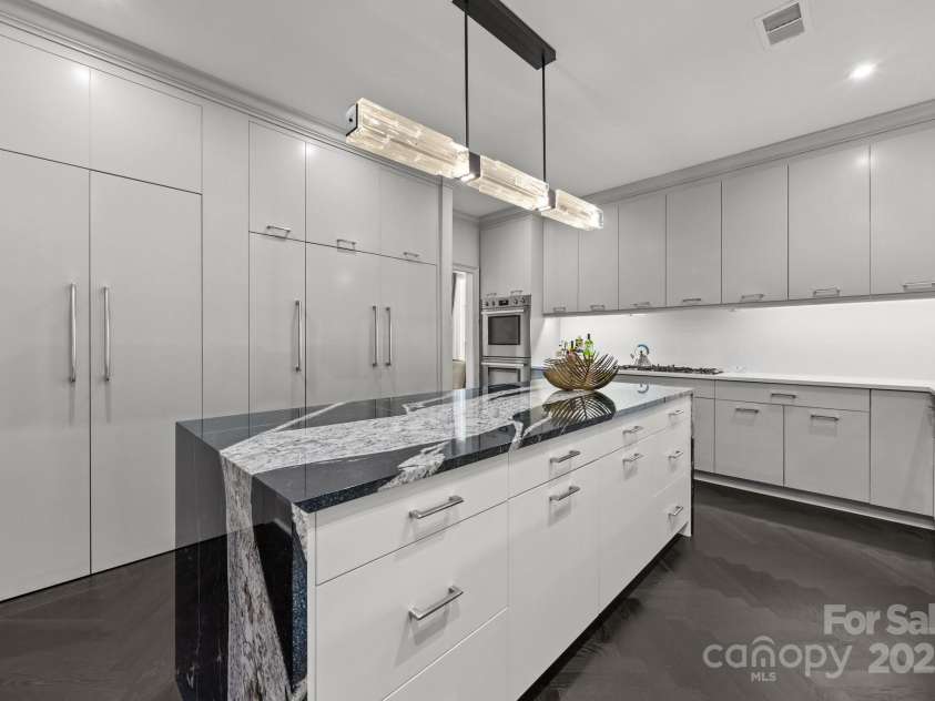 1550 High Street, Charlotte, NC 28211.  MLS# CAR4251602, YatesRealty ID 15315. 