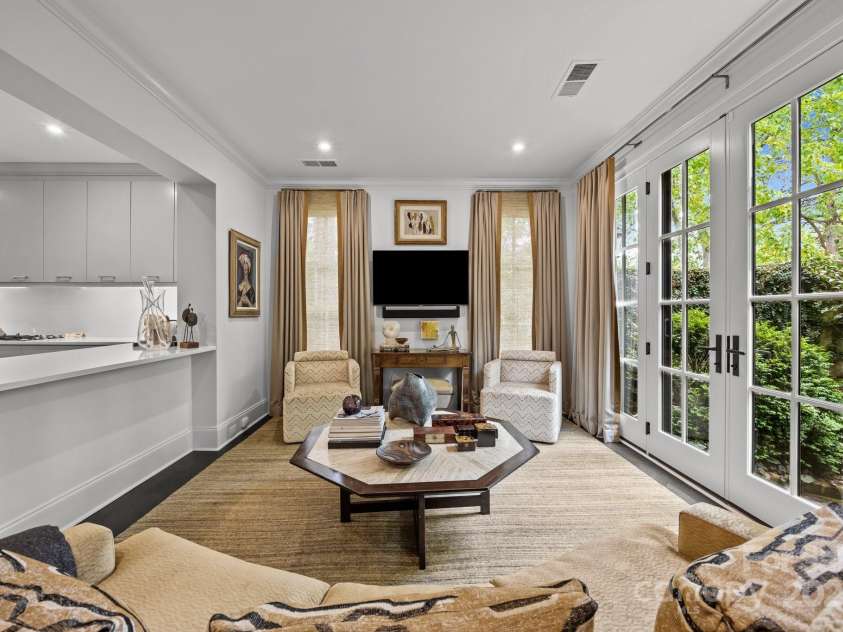1550 High Street, Charlotte, NC 28211.  MLS# CAR4251602, YatesRealty ID 15315. 