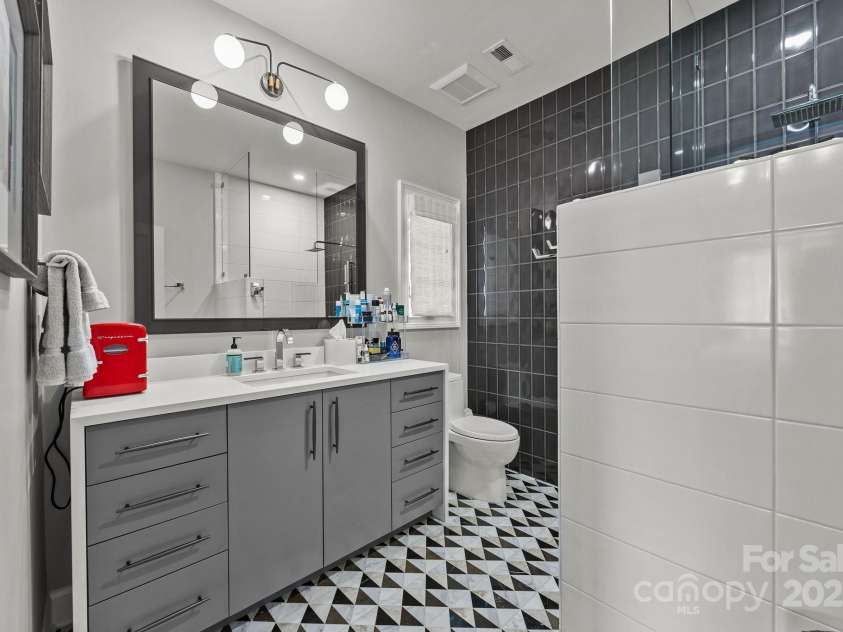 1550 High Street, Charlotte, NC 28211.  MLS# CAR4251602, YatesRealty ID 15315. 