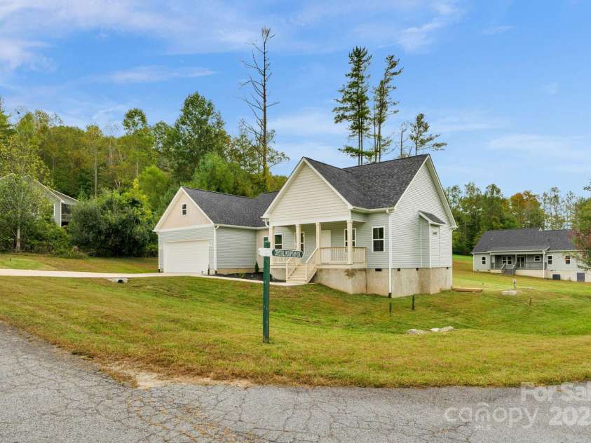 142 Crystal Heights Drive, Hendersonville, NC 28739.  MLS# CAR4310051, YatesRealty ID 15316. 