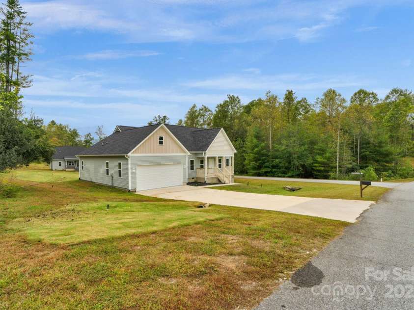 142 Crystal Heights Drive, Hendersonville, NC 28739.  MLS# CAR4310051, YatesRealty ID 15316. 