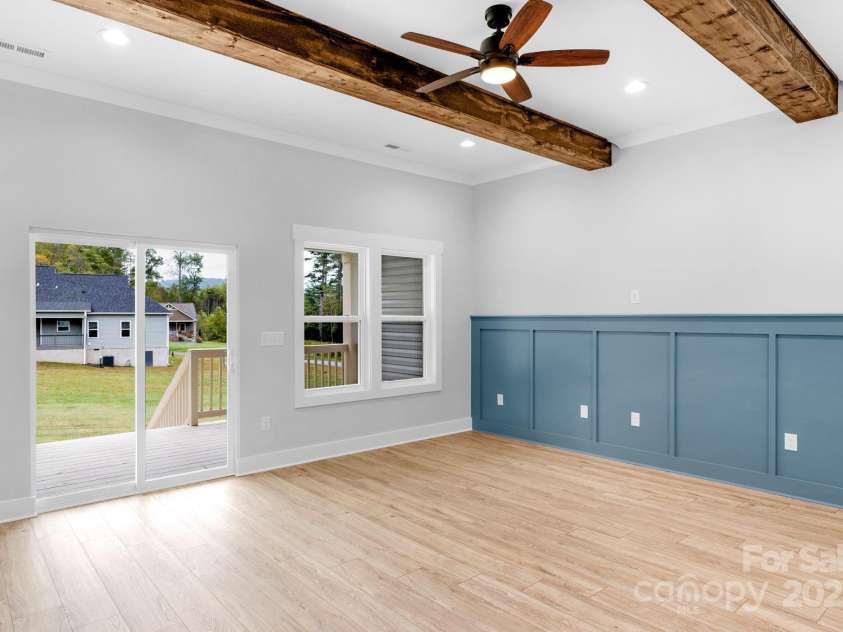 142 Crystal Heights Drive, Hendersonville, NC 28739.  MLS# CAR4310051, YatesRealty ID 15316. 