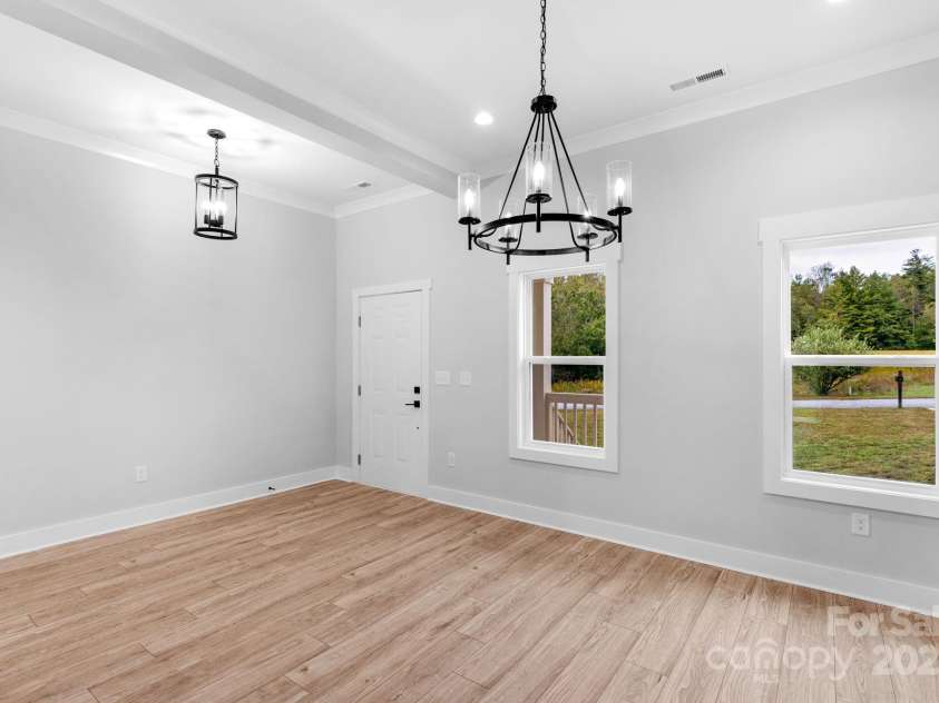142 Crystal Heights Drive, Hendersonville, NC 28739.  MLS# CAR4310051, YatesRealty ID 15316. Dining