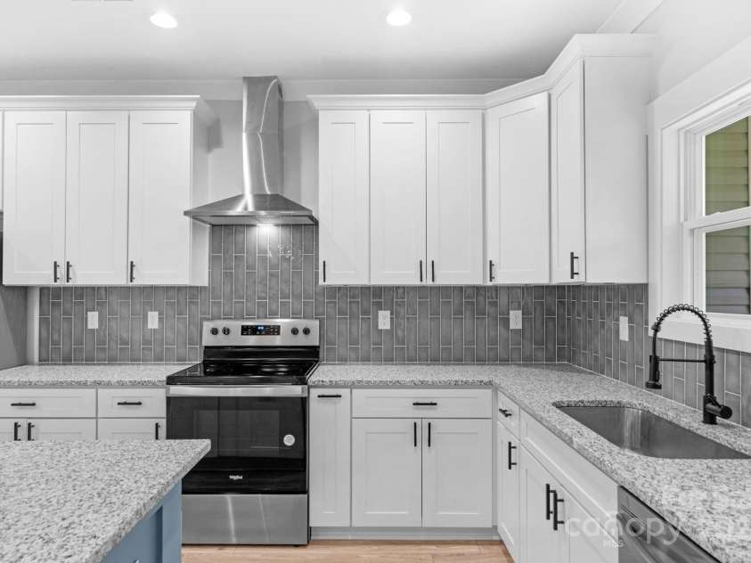 142 Crystal Heights Drive, Hendersonville, NC 28739.  MLS# CAR4310051, YatesRealty ID 15316. Granite Counters, Beautiful backsplash