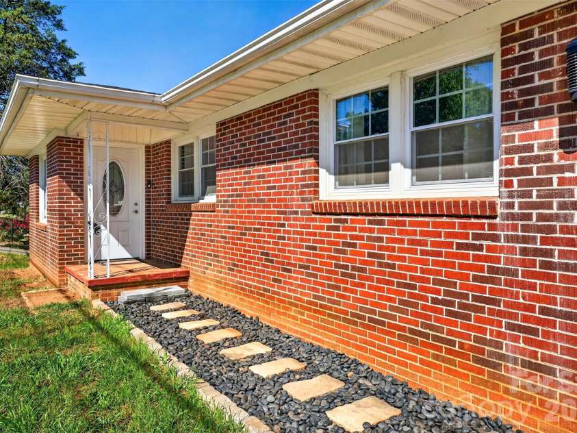 4853 Main Street, Cowpens, SC 29330.  MLS# CAR4372976, YatesRealty ID 15318. 