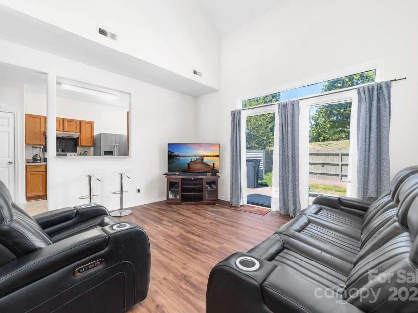 4313 Eaves Lane, Charlotte, NC 28215.  MLS# CAR4285033, YatesRealty ID 1532. Great Room