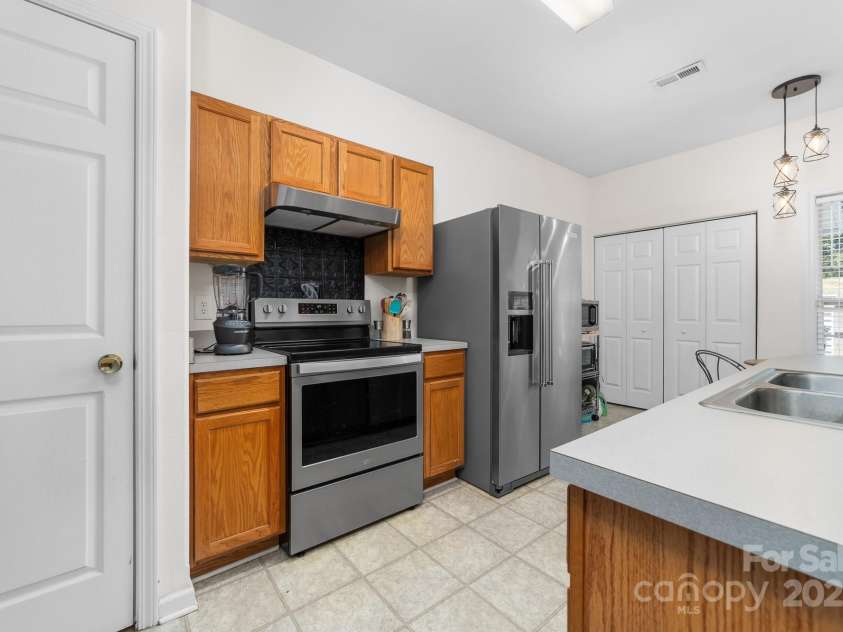 4313 Eaves Lane, Charlotte, NC 28215.  MLS# CAR4285033, YatesRealty ID 1532. Kitchen