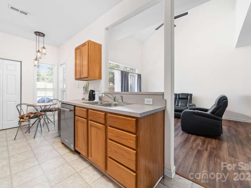 4313 Eaves Lane, Charlotte, NC 28215.  MLS# CAR4285033, YatesRealty ID 1532. Kitchen