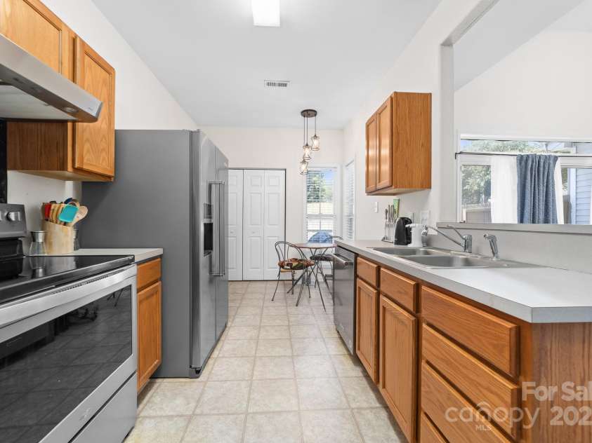 4313 Eaves Lane, Charlotte, NC 28215.  MLS# CAR4285033, YatesRealty ID 1532. Kitchen