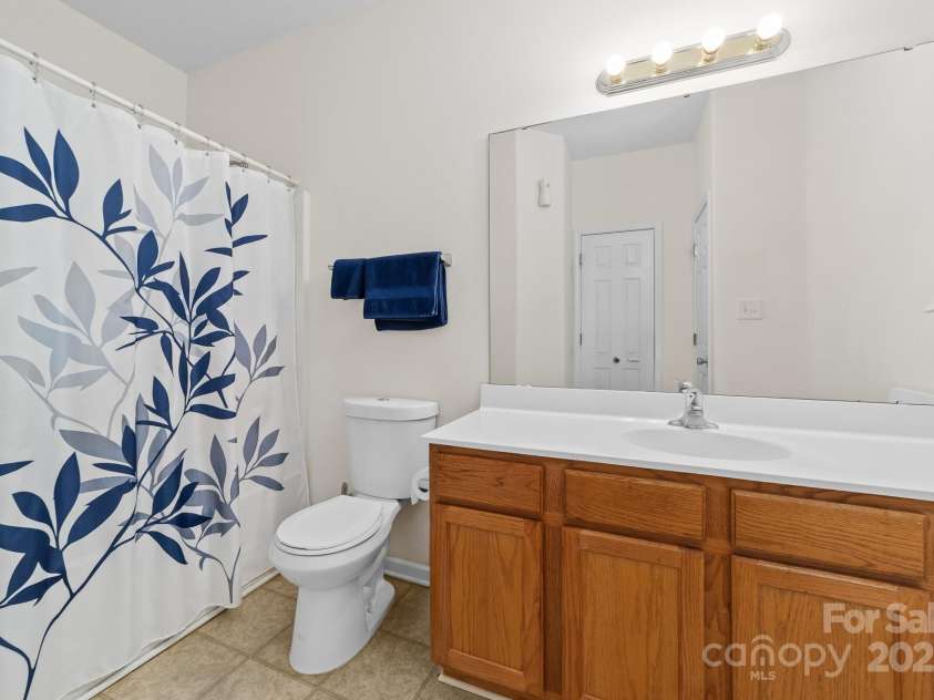 4313 Eaves Lane, Charlotte, NC 28215.  MLS# CAR4285033, YatesRealty ID 1532. Primary Bath