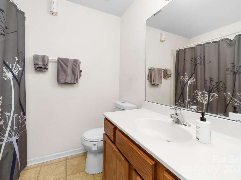 4313 Eaves Lane, Charlotte, NC 28215.  MLS# CAR4285033, YatesRealty ID 1532. Upstairs Bath