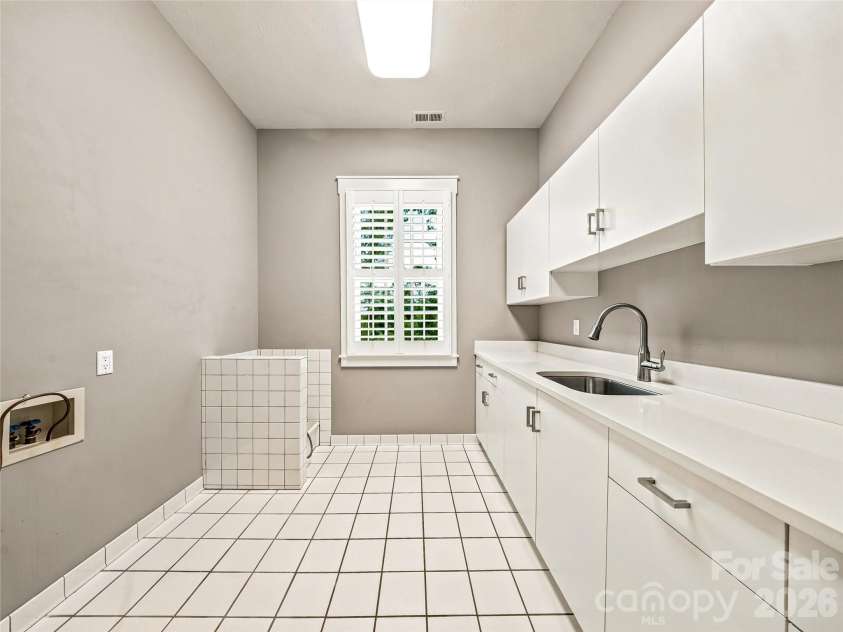 1 Cedar Chine Drive, Asheville, NC 28803.  MLS# CAR4393411, YatesRealty ID 15321. 