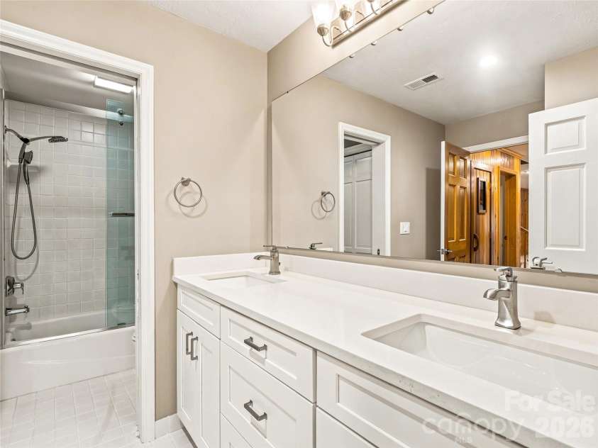 1 Cedar Chine Drive, Asheville, NC 28803.  MLS# CAR4393411, YatesRealty ID 15321. 